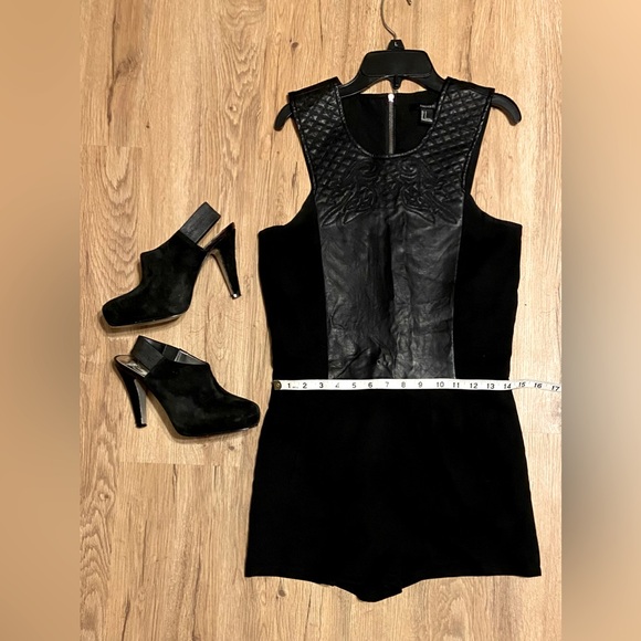 Sleeveless sexy Romper with leather-look quilted front on jewel shaped bodice❤️ - Picture 3 of 11